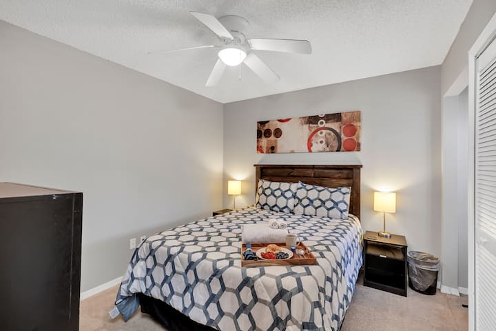 تحتوي غرفة النوم 2 على سرير كوين مريح وطاولتين ليليتين ومصباحين ومروحة سقف وخزانة ملابس ورف أمتعة وخزانة ملابس وتلفزيون مثبت على الحائط (Netflix و Amazon Prime و Disney +).