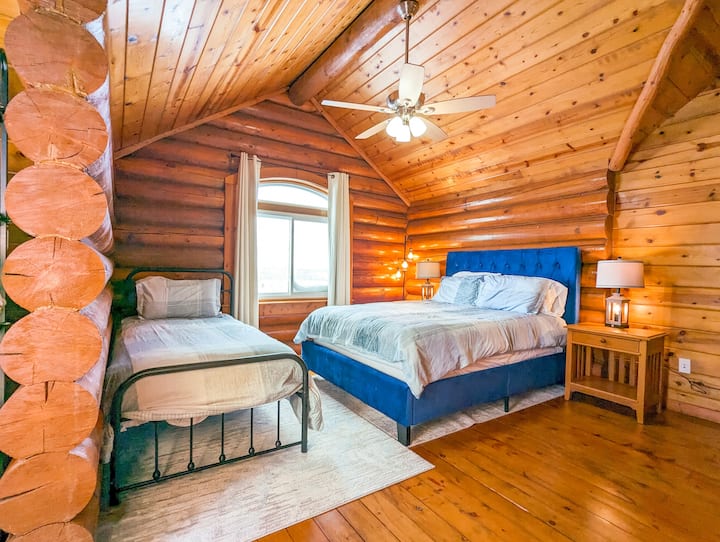 Upstairs bedroom (Queen and Twin Bed)