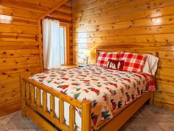 Queen Bed (upstairs)