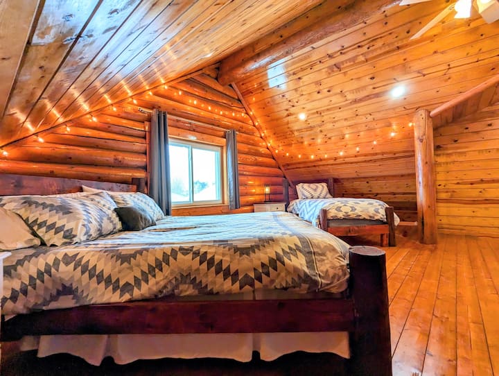 Loft sleeping area (upstairs, King bed and Twin bed)