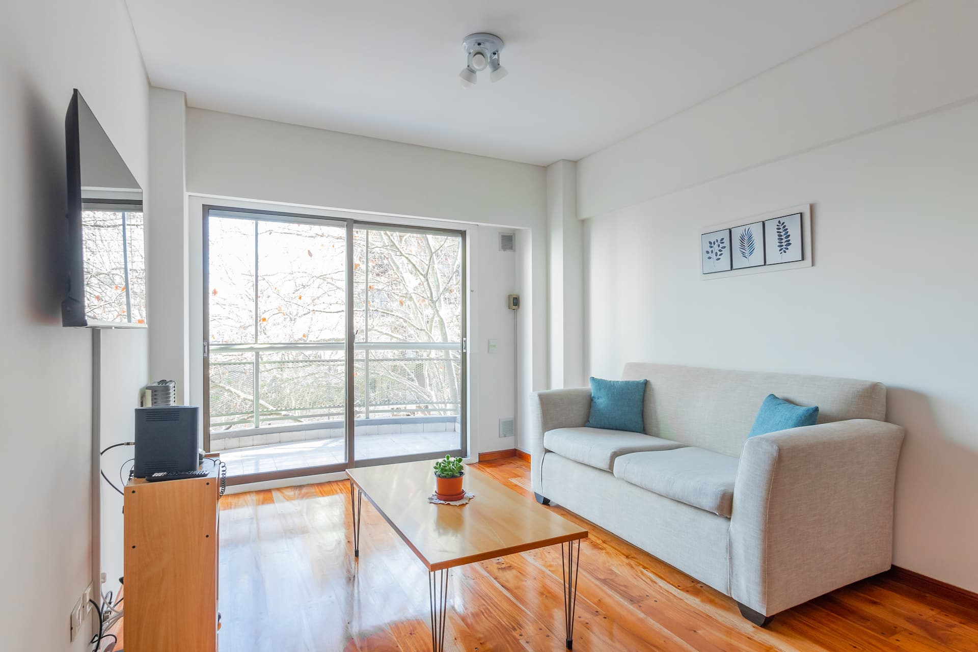 Furnished two-bedroom apartment with balcony in Flores