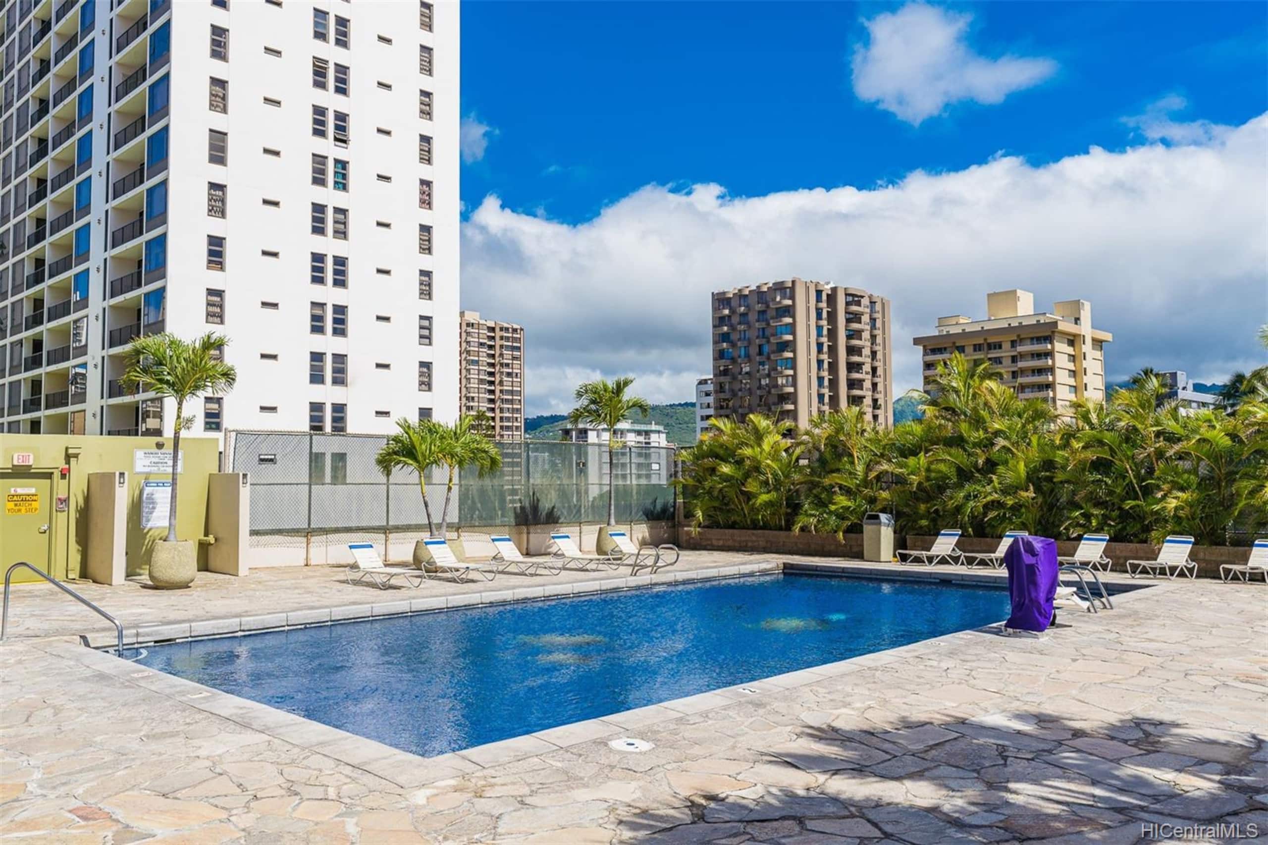 Condo in Honolulu · ★4.98 · 1 bedroom · 2 beds · 1 private bath - Image 8