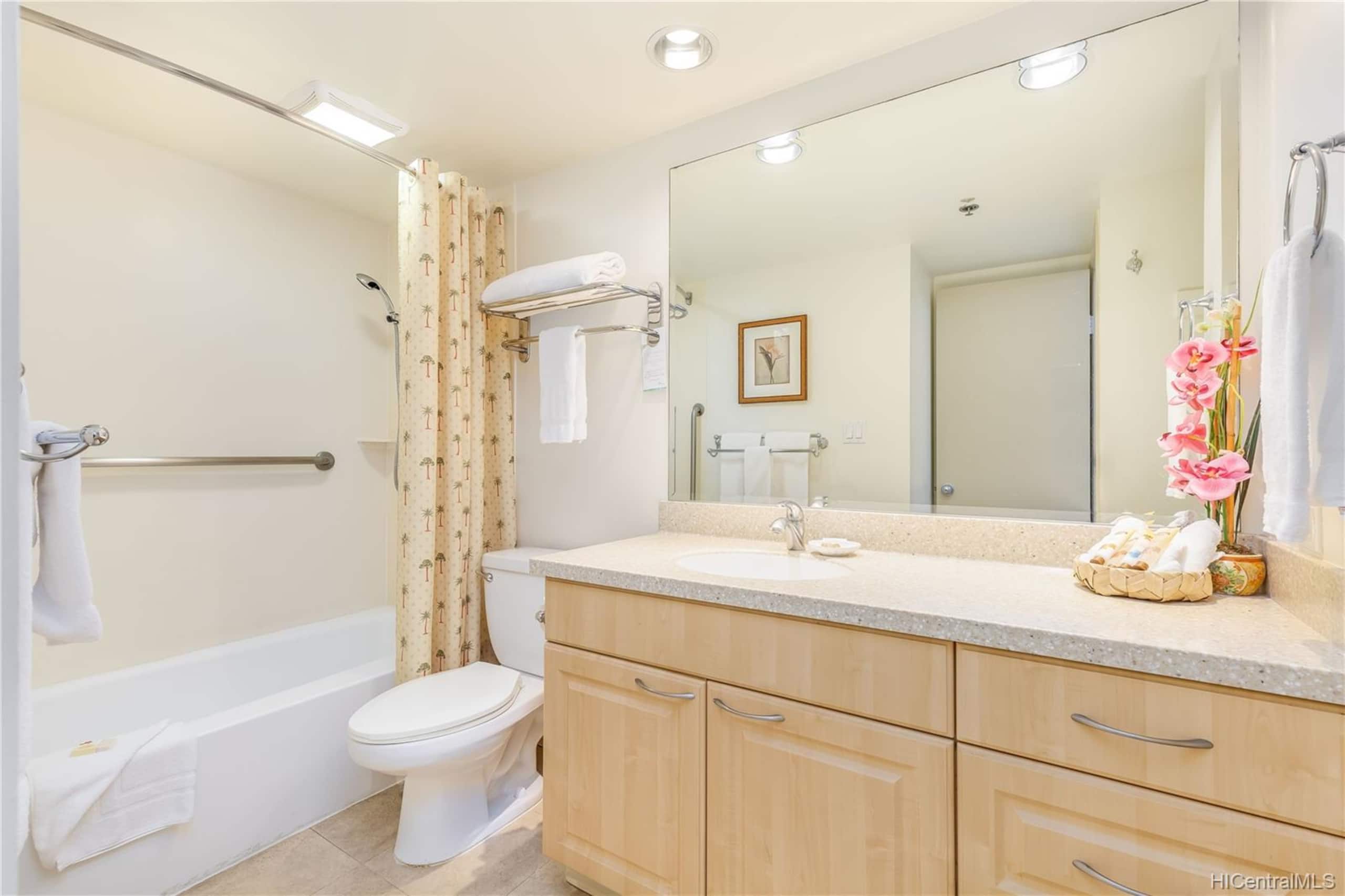 Condo in Honolulu · ★4.98 · 1 bedroom · 2 beds · 1 private bath - Image 7