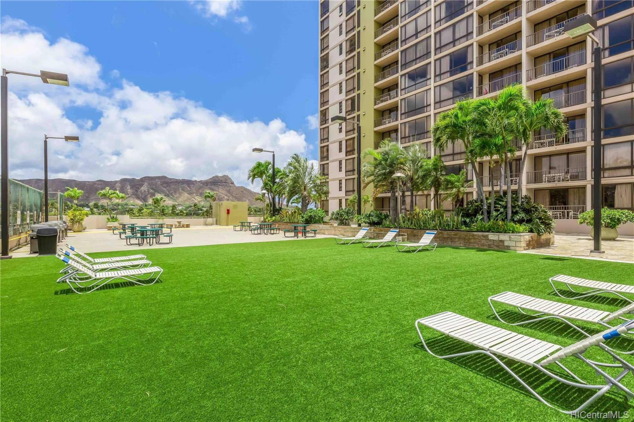 Condo in Honolulu · ★4.98 · 1 bedroom · 2 beds · 1 private bath - Image 9