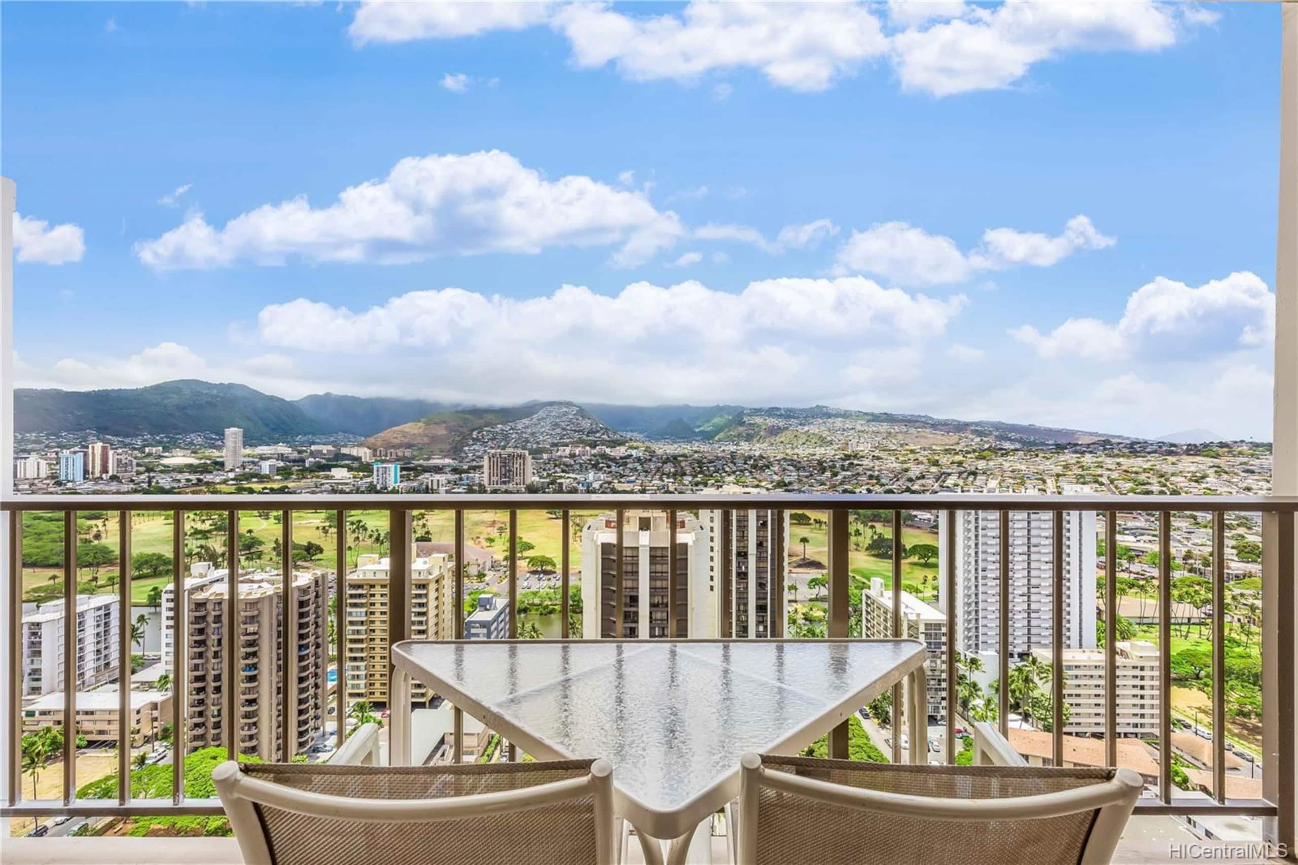 Condo in Honolulu · ★4.98 · 1 bedroom · 2 beds · 1 private bath - Image 11