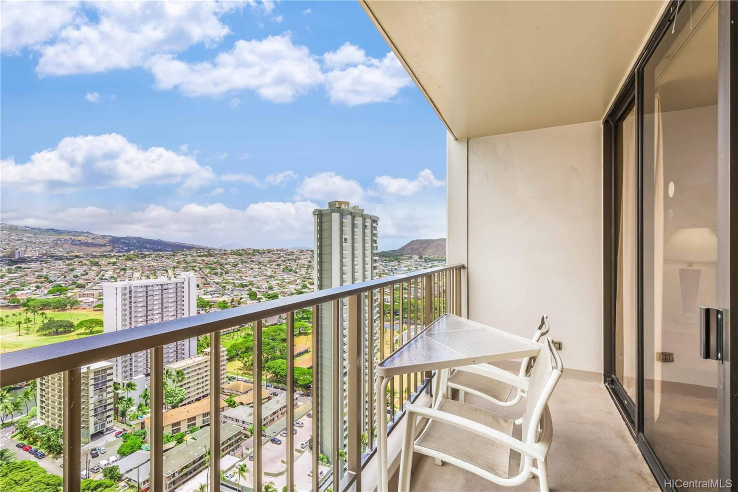 Condo in Honolulu · ★4.98 · 1 bedroom · 2 beds · 1 private bath - Image 12