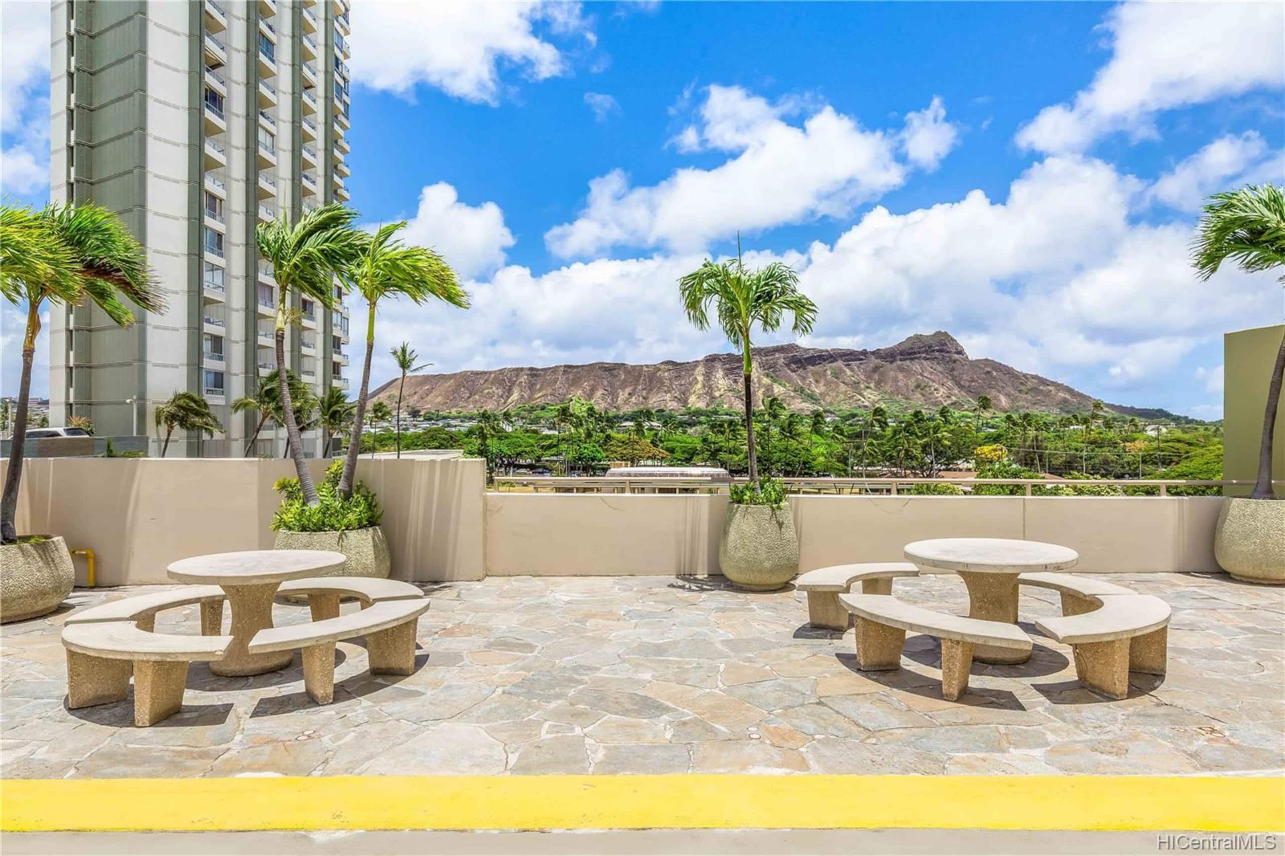 Condo in Honolulu · ★4.98 · 1 bedroom · 2 beds · 1 private bath - Image 10