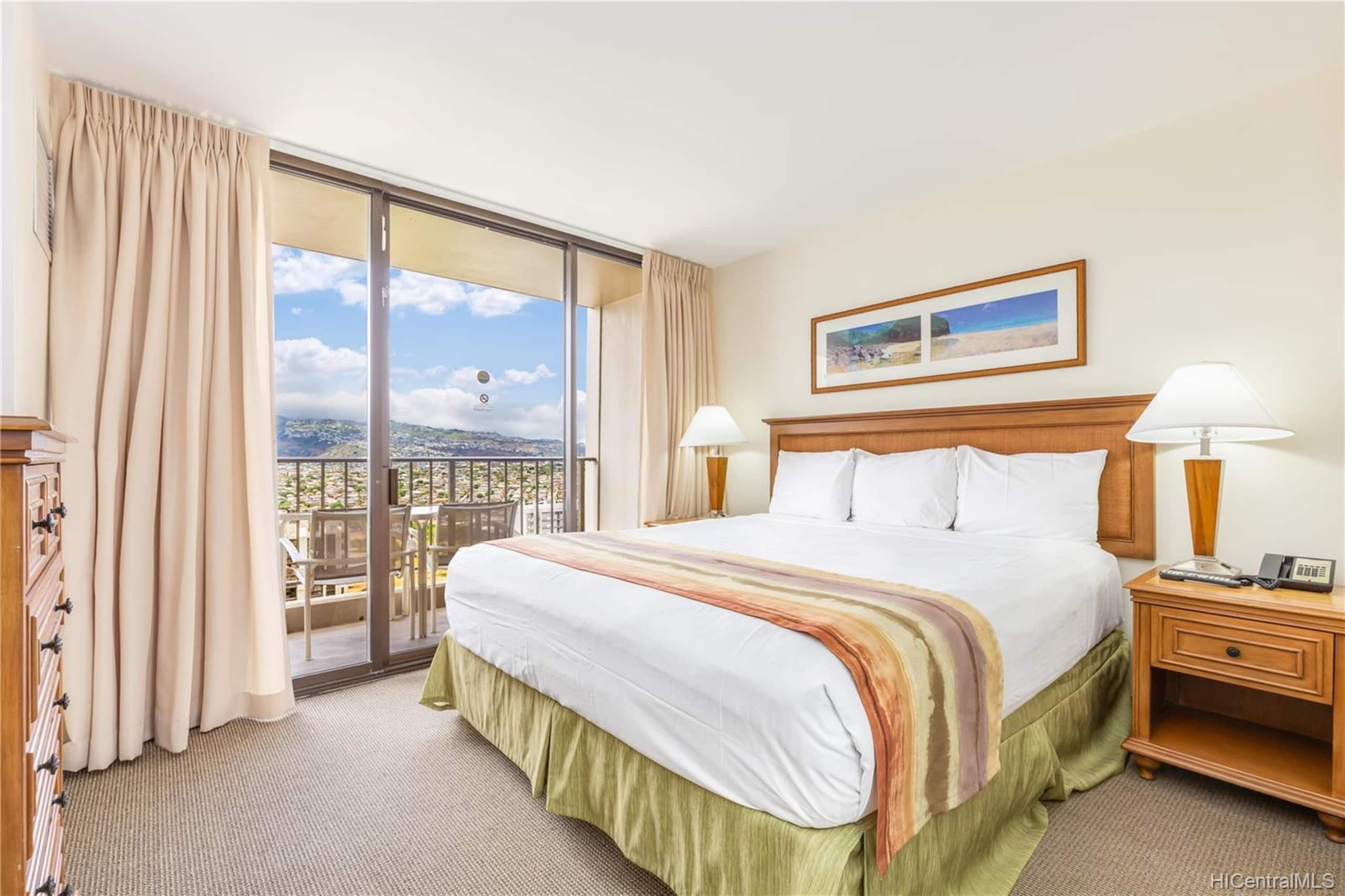 Condo in Honolulu · ★4.98 · 1 bedroom · 2 beds · 1 private bath - Image 6