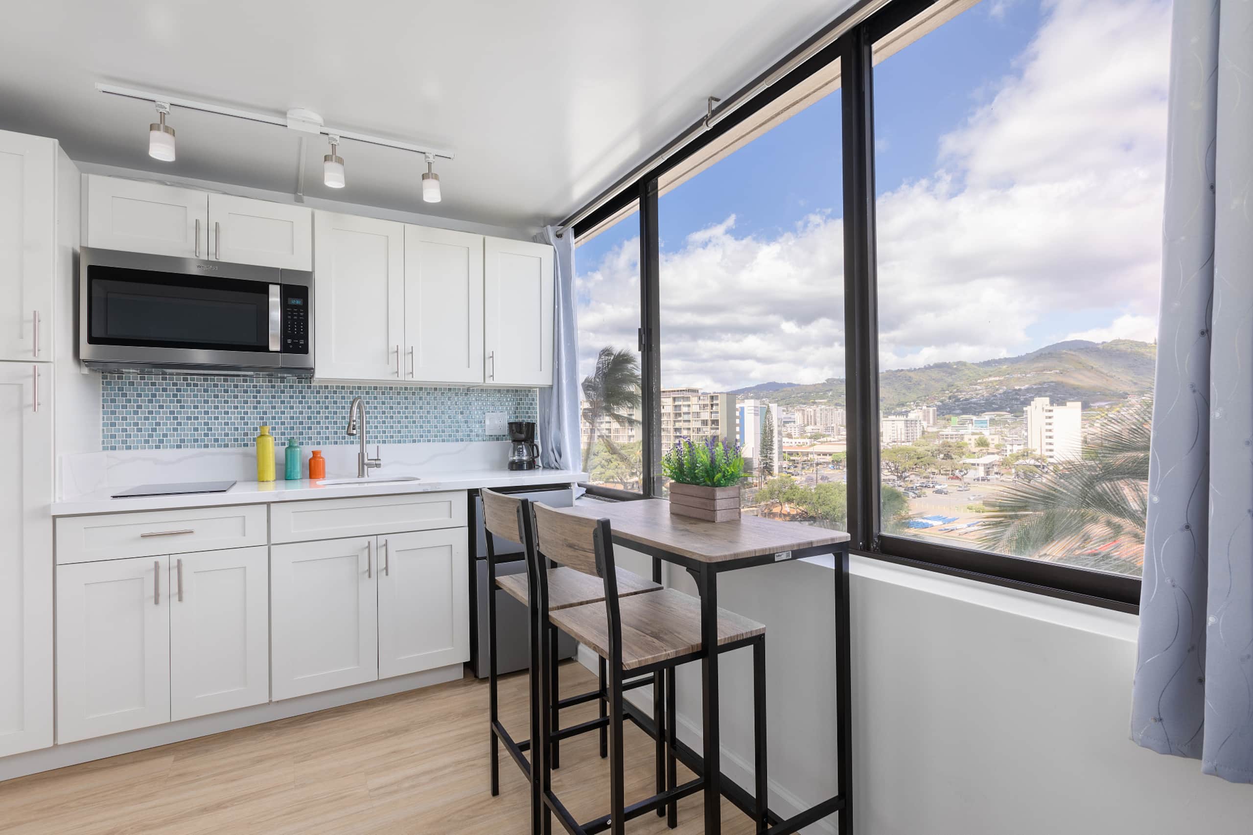 Condo in Honolulu · ★4.75 · Studio · 2 beds · 1 bath - Image 3