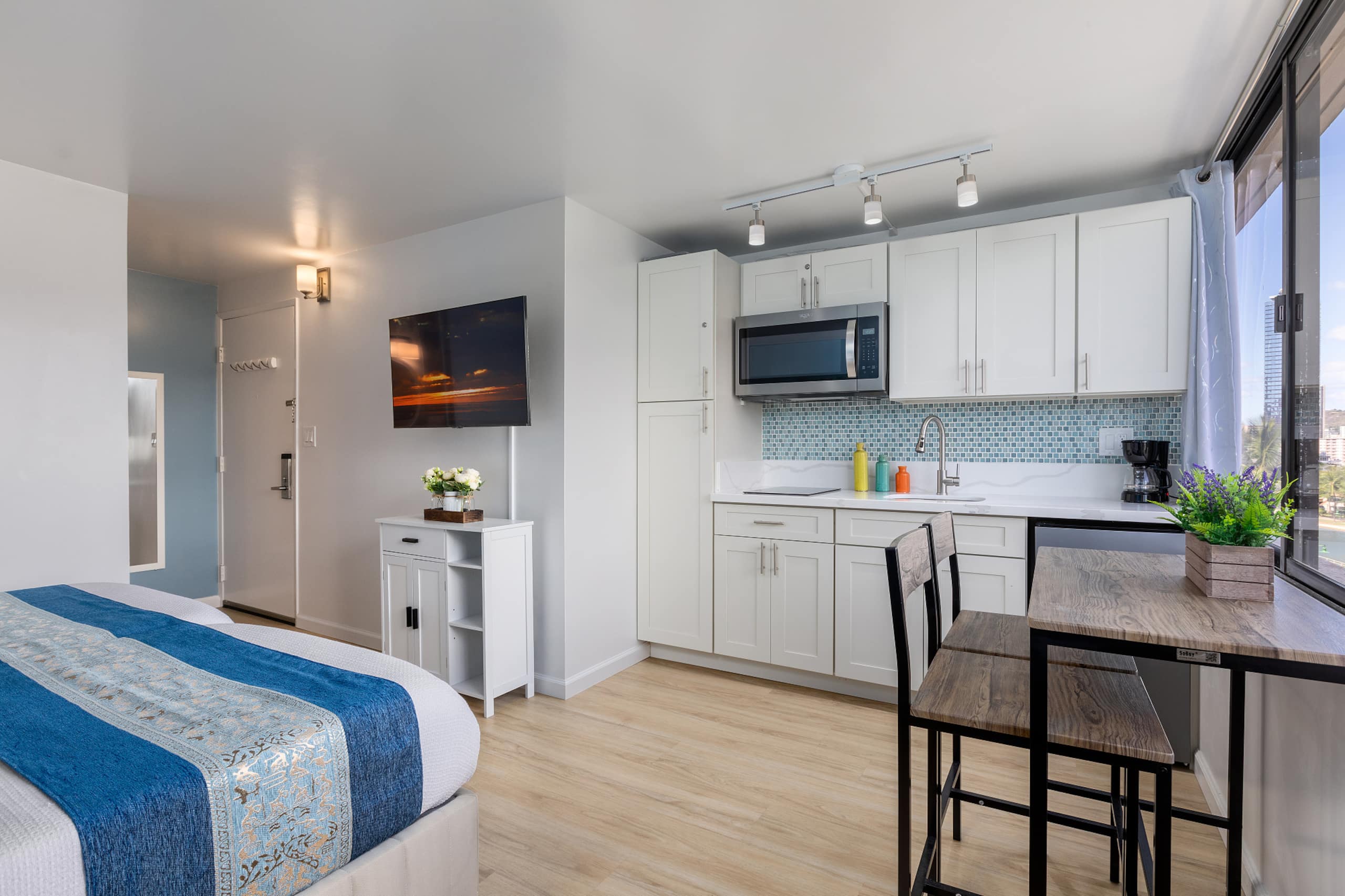 Condo in Honolulu · ★4.75 · Studio · 2 beds · 1 bath - Image 19
