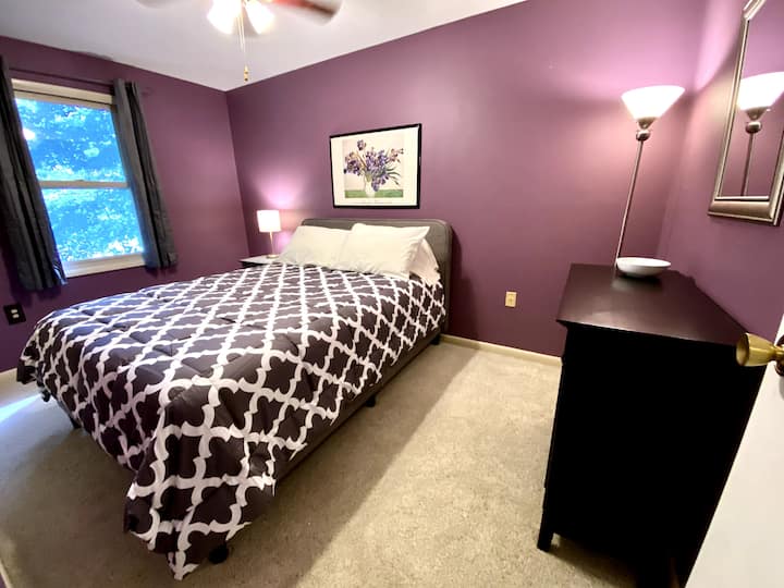 לישון בנוחות בחלל השקט הזה על מיטת קווין סייז עם מזרן קפיצים