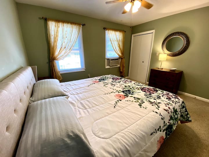 נמתח על מיטת הקינג סייז עם מזרן ספוג זיכרון בחדר מואר טבעי זה.