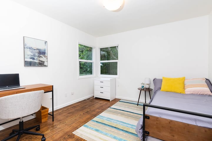 Tretia spálňa s oddelenou posteľou a oddelenými posteľami. Súčasťou je aj pracovný priestor (notebook nie je súčasťou balenia). 