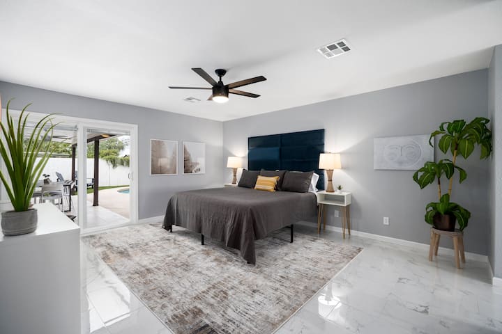 Primary suite w/ king bed