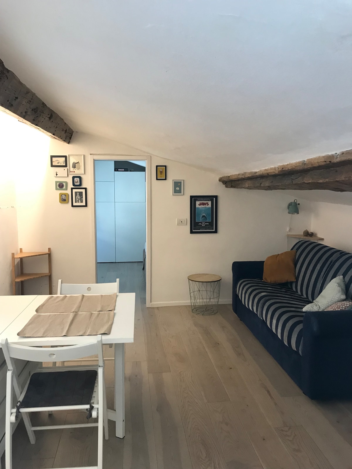 Sebule iliyo na meza ya pembeni inayoweza kupanuliwa na kitanda cha sofa.