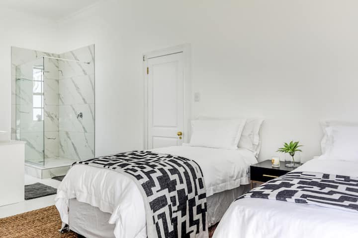 Მეორე საძინებელი ერთადგილიანი საწოლებით, საშხაპითა და უნიტაზით