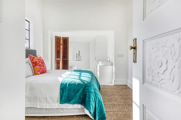 Მთავარი საძინებელი სააბაზანოთი, საშხაპითა და უნიტაზით