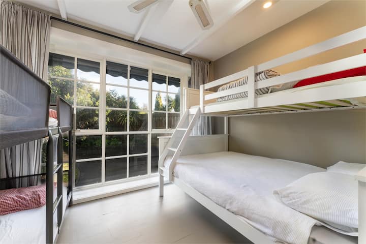 2 literas en la primera habitación con ventilador de techo con capacidad para 5 personas.
La litera en la parte inferior derecha es doble, el resto son camas individuales. 