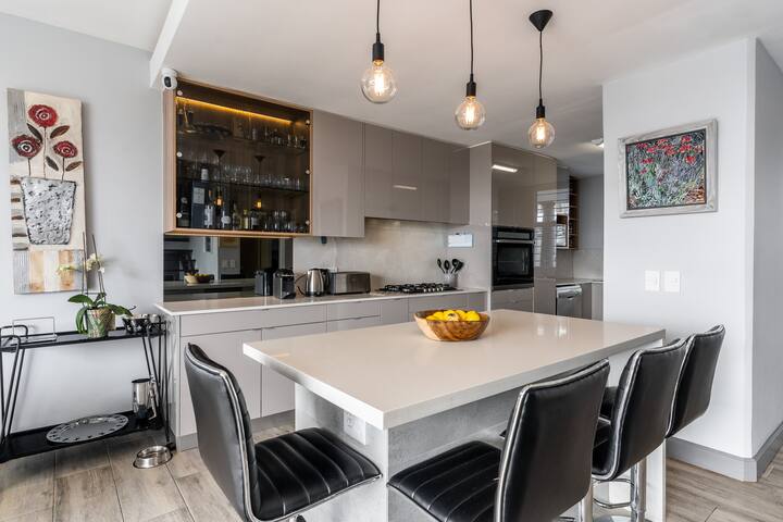 Modern newly renovated 3 bedroom home gallery image 4