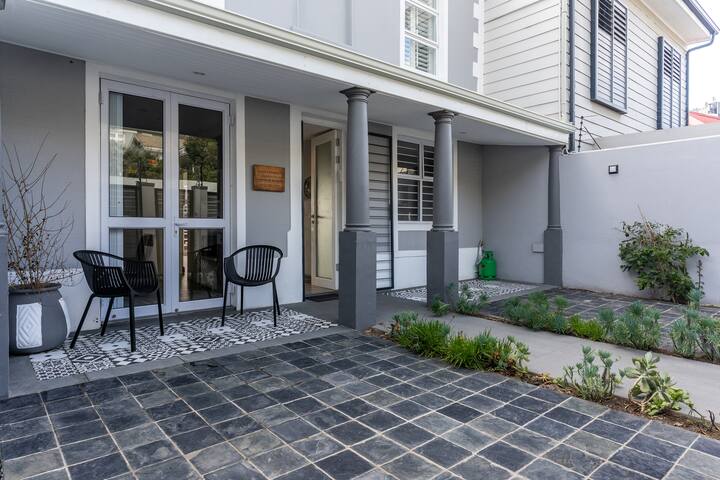 Modern newly renovated 3 bedroom home gallery image 3