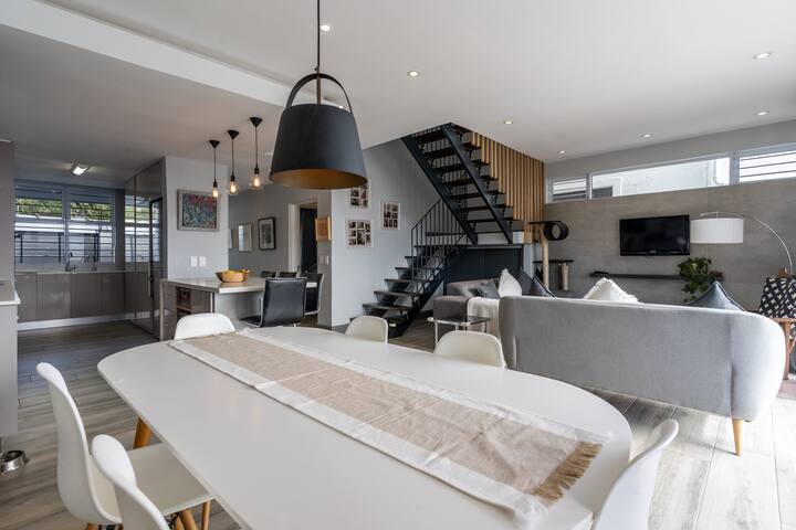 Modern newly renovated 3 bedroom home gallery image 5