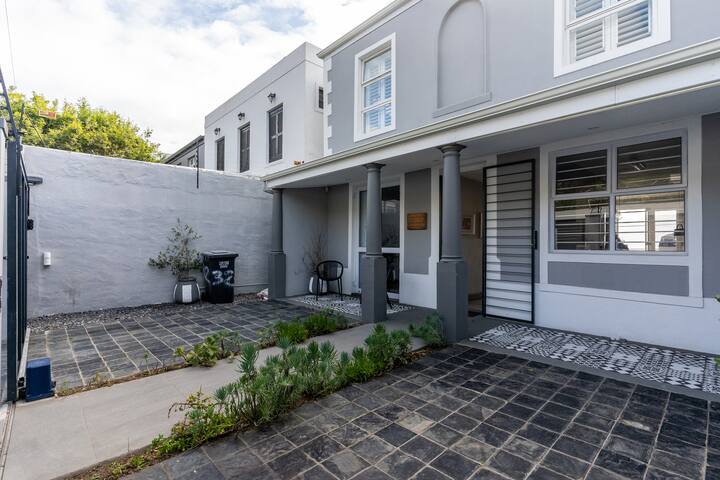 Modern newly renovated 3 bedroom home gallery image 2