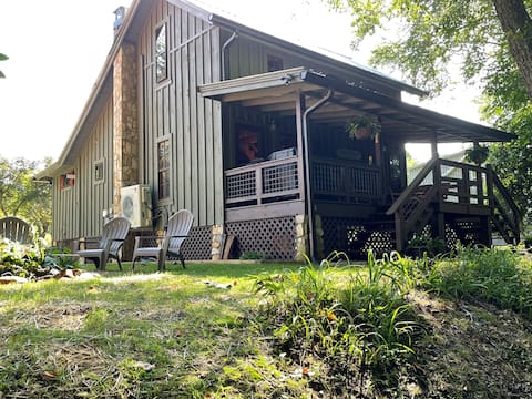 Cozy 2-bedroom cabin right on the Nottely River