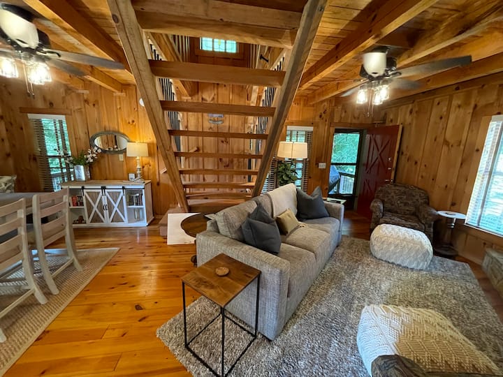 Cozy 2-bedroom Cabin Right On The Nottely River - Blairsville, GA