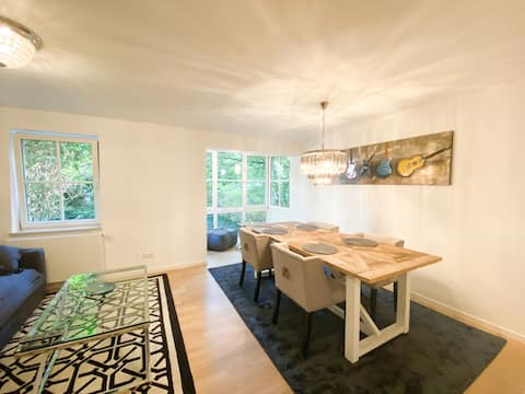 Successful Airbnb property: Luxurious 2.5 room apartment above Auer Mühlbach in Untere Au