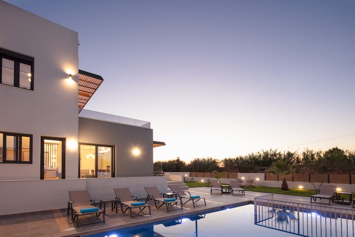 Sunnyside Villa I, Just Steps to the Beach