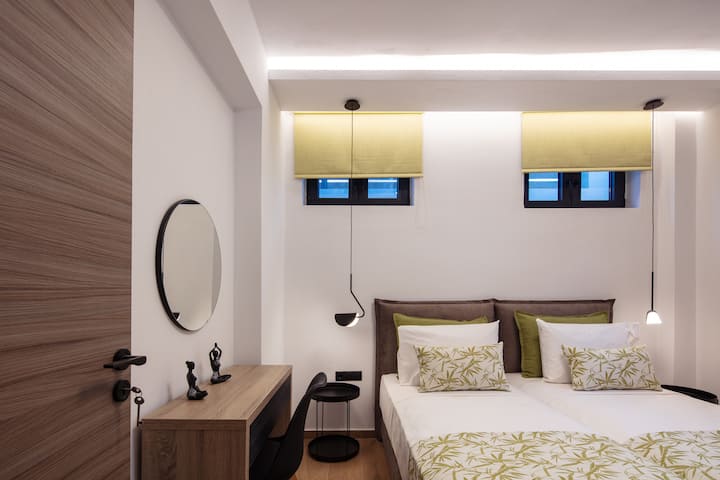 Удобност во двојна спална соба. 