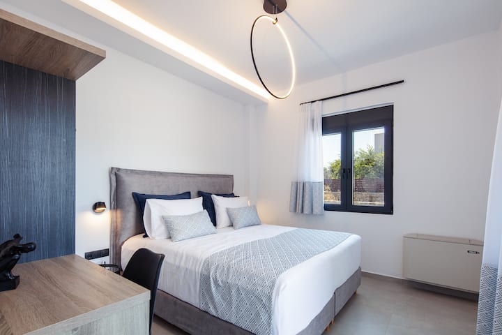 Светлата и светла двојна спална соба. 