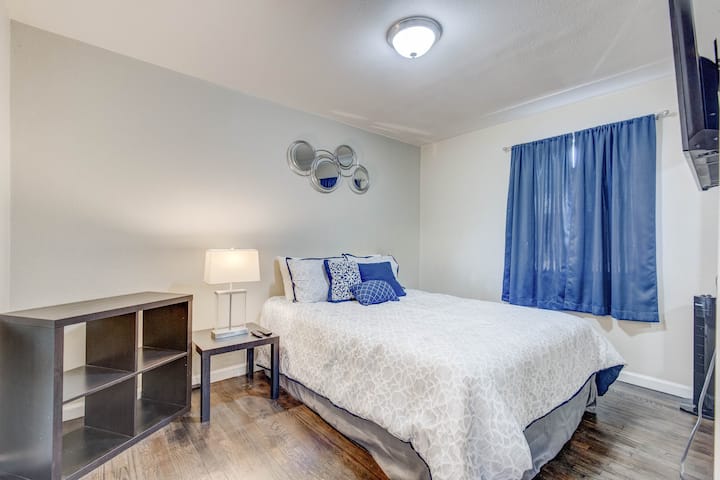 ห้องนอนพร้อมเตียงขนาดควีนไซส์ที่นุ่มสบายและผ้าห่มและผ้าปูใหม่