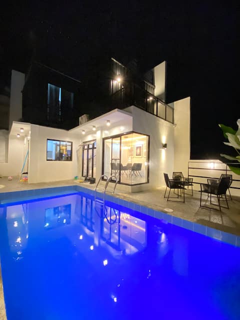 Cozy Crib- Overlooking Laguna Bay & Manila Skyline