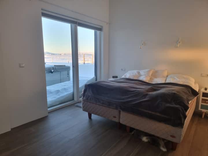 Dormitorio principal con cama king size y baño y TV.