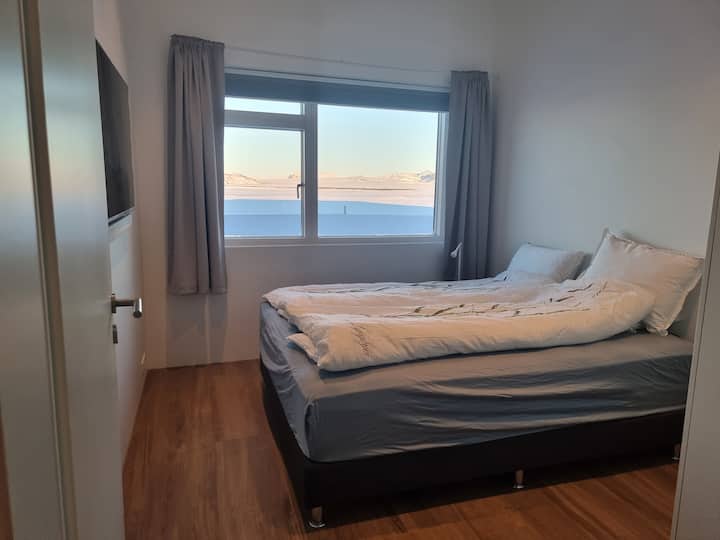 Dormitorio 2, con cama queen y televisión.