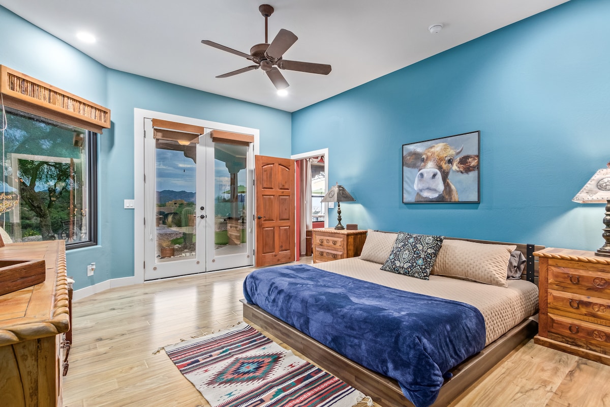 Dormitorio principal con cama tamaño king y baño privado.