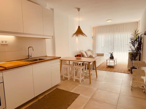 Two sunny balconies-Pool view Refurbished 222