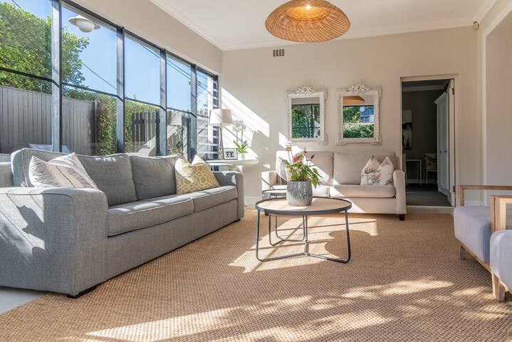 Beautiful Claremont Hideaway gallery image 4