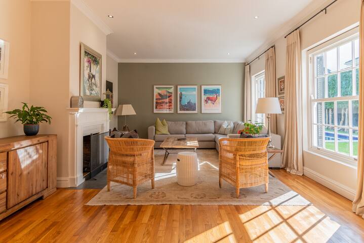 Beautiful Claremont Hideaway gallery image 3