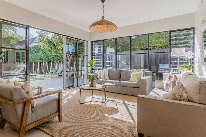 Beautiful Claremont Hideaway gallery image 5