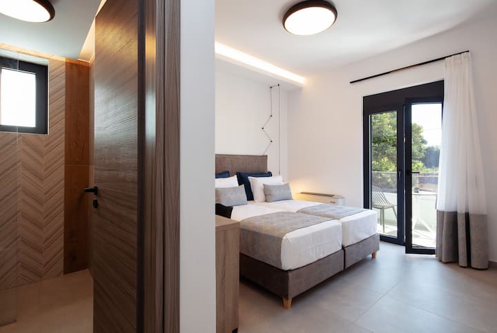 Rehati në dhomën e gjumit me dush brenda/ suitë. 