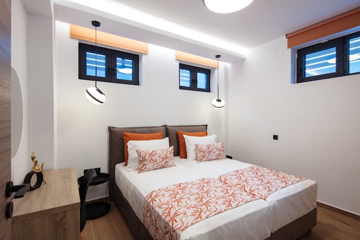 Dhomë gjumi binjake, krevatet mund të formojnë gjithashtu një krevat dopio "king". 