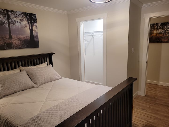 Dhomë gjumi që tregon pamjen e hapësirës së dollapit.