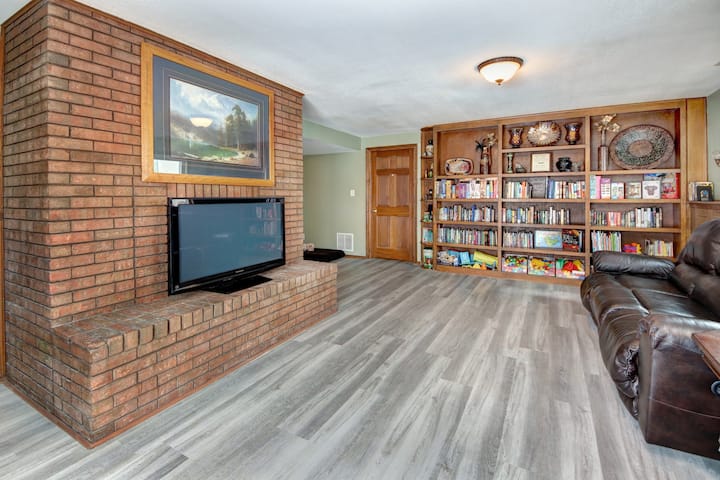Home Underhill: Office + Library; Dog&kid Friendly - Colorado Springs, CO