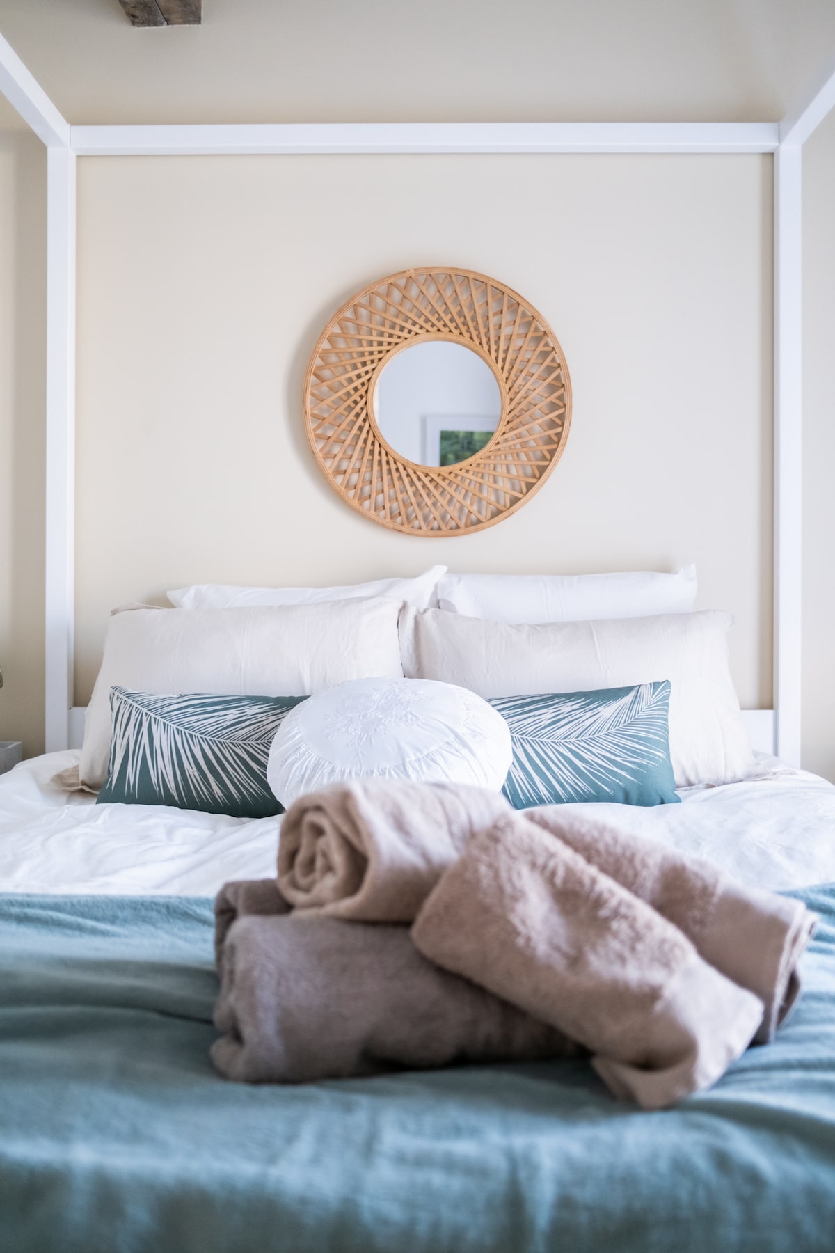 the 2nd bedroom with four-poster queen size bed for the most romantic!