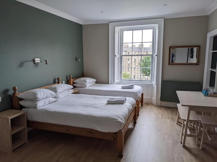 Habitación iluminada y espaciosa