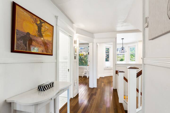 Vintage Bright 3BR Apartment Downtown Toronto gallery image 4