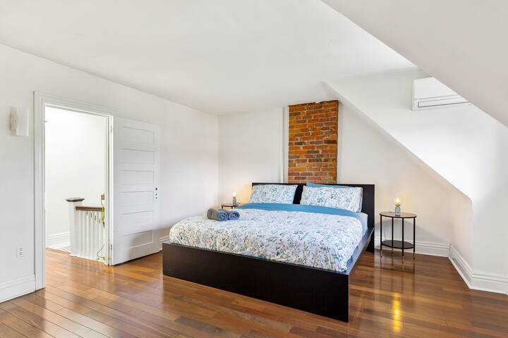 Vintage Bright 3BR Apartment Downtown Toronto gallery image 3