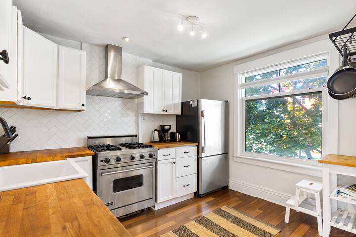 Vintage Bright 3BR Apartment Downtown Toronto gallery image 2